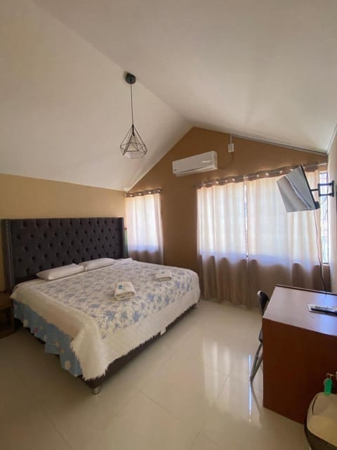 Bed, TV and multimedia, Photo of the whole room, Bedroom, safe, air conditioner