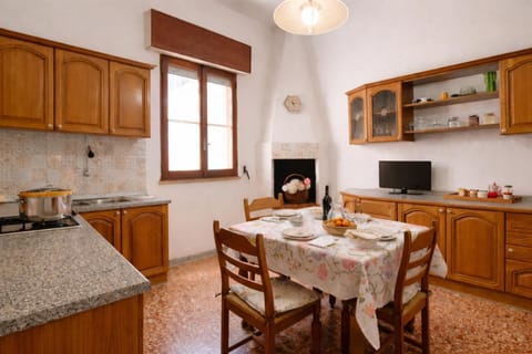 Kitchen or kitchenette, Dining area, oven, stove