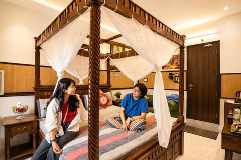 Bed, People, Photo of the whole room, Bedroom, group of guests