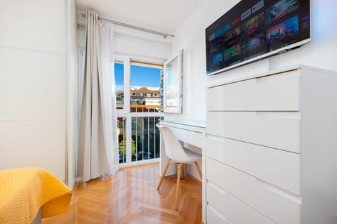 TV and multimedia, View (from property/room), View (from property/room), Photo of the whole room, City view, City view, Quiet street view