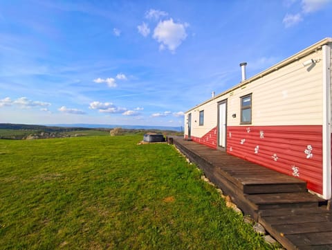 Property building, Swimming pool, pet friendly