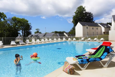 Swimming pool, sunbed