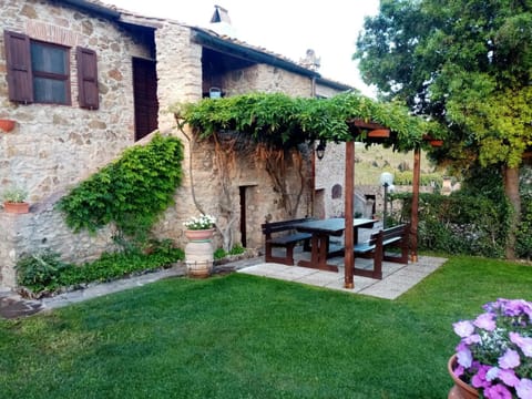 Property building, Garden, Dining area, Garden view