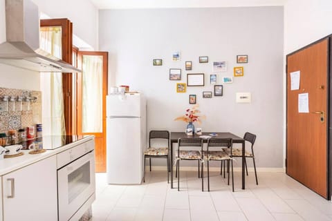 Kitchen or kitchenette, Dining area, oven, stove