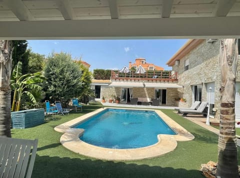 Dining area, Pool view, Swimming pool