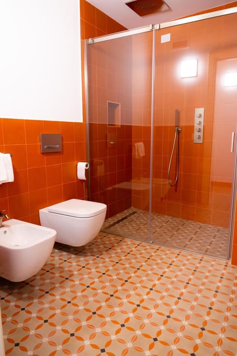 Shower, Toilet, Bathroom, Decorative detail, bidet, towels