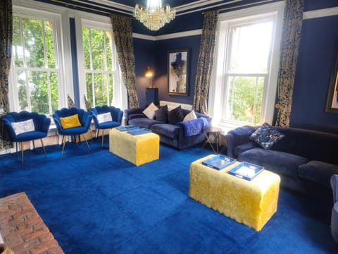 Living room, Photo of the whole room, Seating area, fireplace