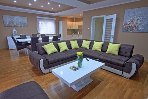 Communal lounge/ TV room, TV and multimedia, Living room, Seating area
