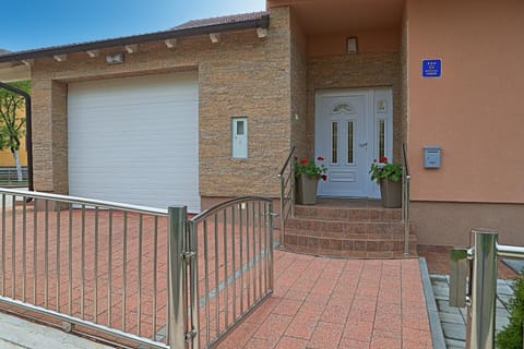 Property building, Patio, Facade/entrance