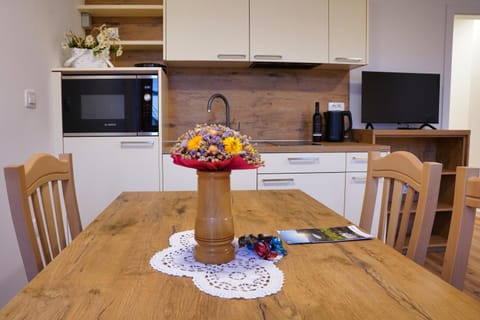 TV and multimedia, Coffee/tea facilities, Kitchen or kitchenette, Dining area, oven