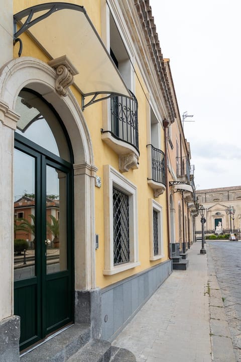 Facade/entrance