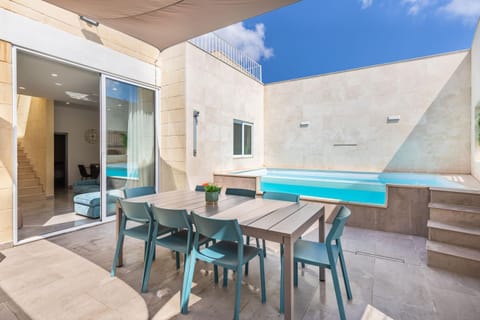 Shower, BBQ facilities, Balcony/Terrace, Pool view, Swimming pool