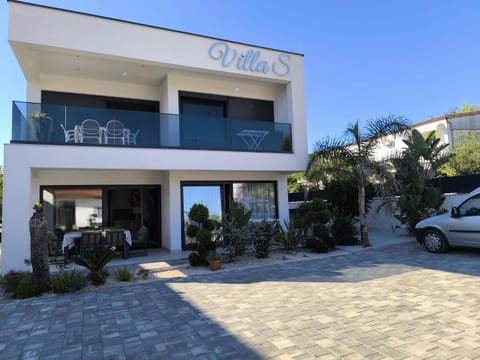 Property building, Day, Parking