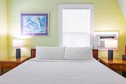 Curry House - Pool, King Bed & Balcony! Room 7 Apartment hotel in Key West