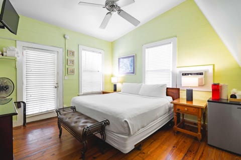 Curry House - Pool, King Bed & Balcony! Room 7 Apartment hotel in Key West