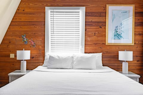 Curry House- 3rd Floor, King Bed, & Balcony Room 8 Apartment hotel in Key West