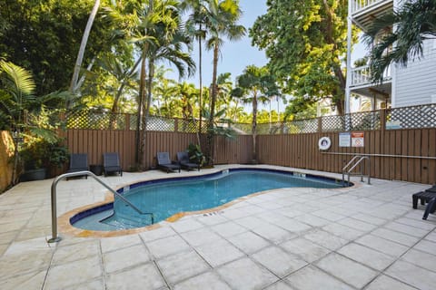 Curry House- 3rd Floor, King Bed, & Balcony Room 8 Apartment hotel in Key West