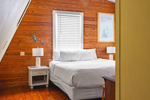 Curry House- 3rd Floor, King Bed, & Balcony Room 8 Apartment hotel in Key West