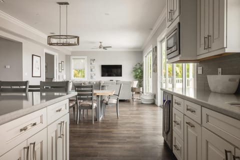 Evershore House -Pool, Parking, Dock! House in Stock Island