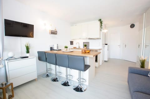 TV and multimedia, Kitchen or kitchenette, Living room, Seating area, Dining area, Communal kitchen, stove