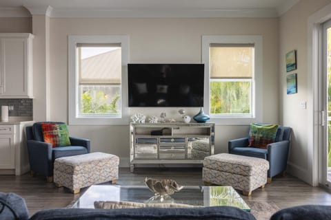 Seagate House -Waterfront w Dock House in Stock Island