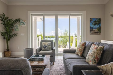 Springtide House -Dock & Home w Pool House in Stock Island