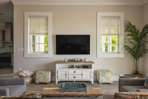 Springtide House -Dock & Home w Pool House in Stock Island