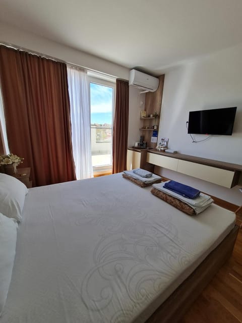 Bed, TV and multimedia, Photo of the whole room