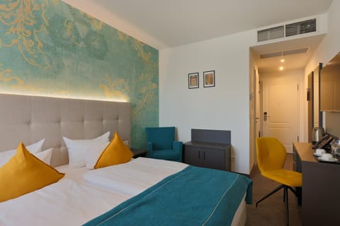 Bed, Photo of the whole room, Seating area, Bedroom, air conditioner