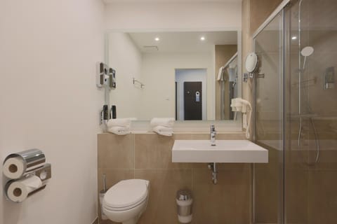 Shower, Toilet, Bathroom, towels