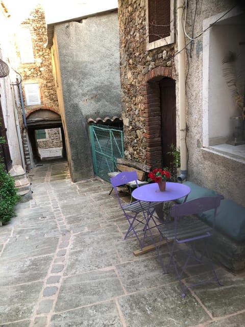 Logement neuf centre du village aux pieds du château Apartment in Grimaud