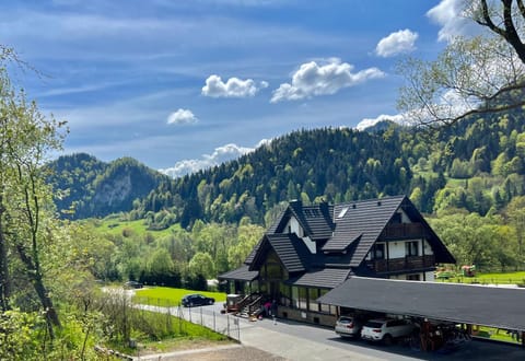 Property building, Spring, Neighbourhood, Mountain view, Parking