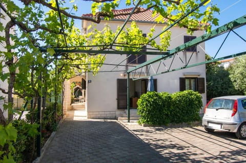 Property building, Patio, Facade/entrance