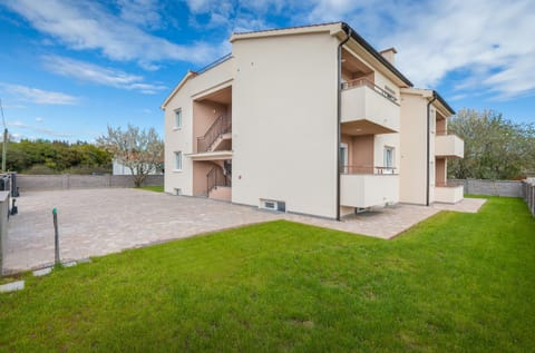 Property building, Facade/entrance, Garden