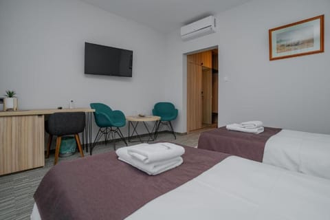 Bed, TV and multimedia, Bedroom, towels, air conditioner