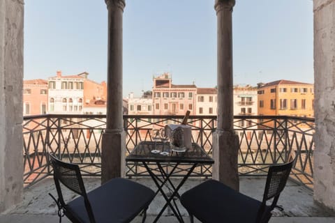 Balcony/Terrace, Decorative detail, City view, City view, Alcoholic drinks