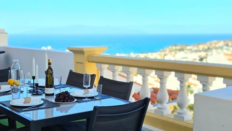 Day, Natural landscape, View (from property/room), Balcony/Terrace, Dining area, Sea view