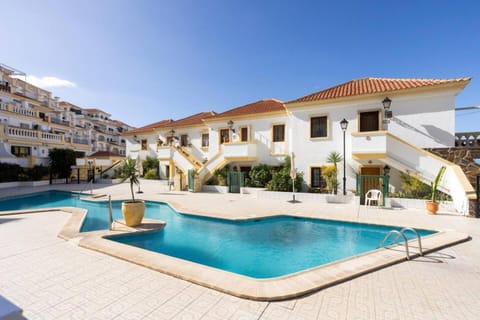 Property building, Day, Pool view, Swimming pool