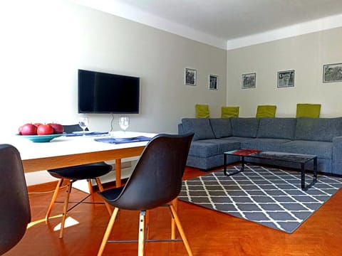 TV and multimedia, Living room, Seating area, Dining area