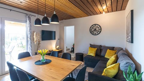 Communal lounge/ TV room, TV and multimedia, Living room, Seating area, Dining area, Evening entertainment