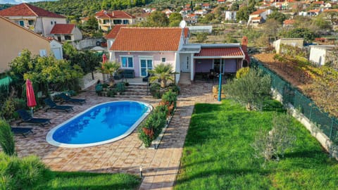 Property building, Spring, Day, Neighbourhood, Natural landscape, Garden, Garden view, Pool view, Street view, Swimming pool, sunbed