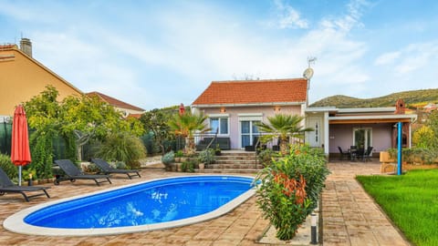 Property building, Patio, Restaurant/places to eat, Spring, Day, Natural landscape, Garden, Garden view, Mountain view, Pool view, Swimming pool, Breakfast, sunbed