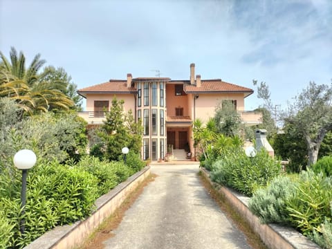 Property building, Facade/entrance, Garden, Garden view