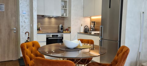 Kitchen or kitchenette, Dining area