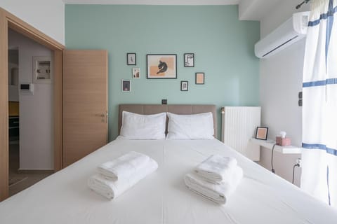 Bed, Photo of the whole room, Bedroom, towels, air conditioner