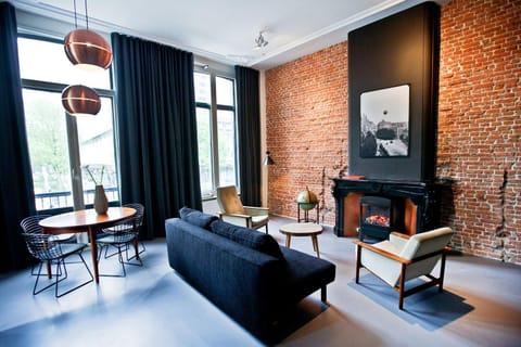 Day, Seating area, Dining area, fireplace