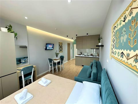 TV and multimedia, Kitchen or kitchenette, Living room, Seating area, Dining area