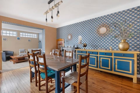 Property building, Kitchen or kitchenette, Living room