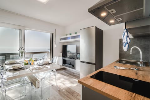 TV and multimedia, Kitchen or kitchenette, Dining area, Sea view