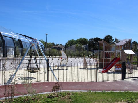 Mobil-home de Grand Confort à 200m de la plage avec piscine chauffée, 2 chambres, parking, wifi inclus - FR-1-361A-44 House in Jullouville